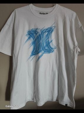 E56 Hurley Men’s White Graphic T shirt with Blue Logo